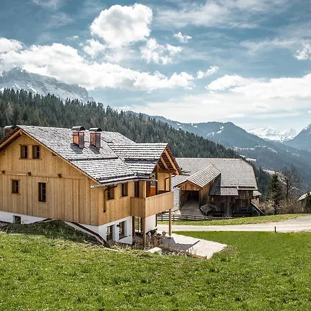 Chalet Mountain Pia